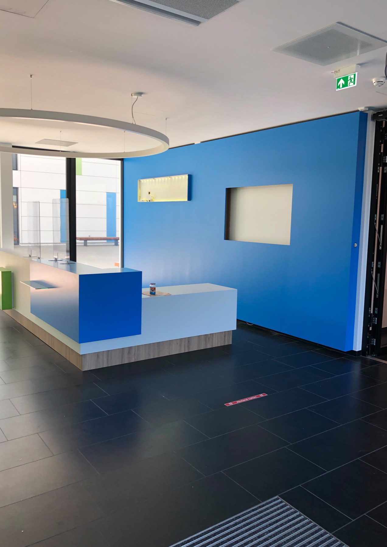 Empfangsbereich mit blauer Wandgestaltung vom Malerbetrieb Tottewitz