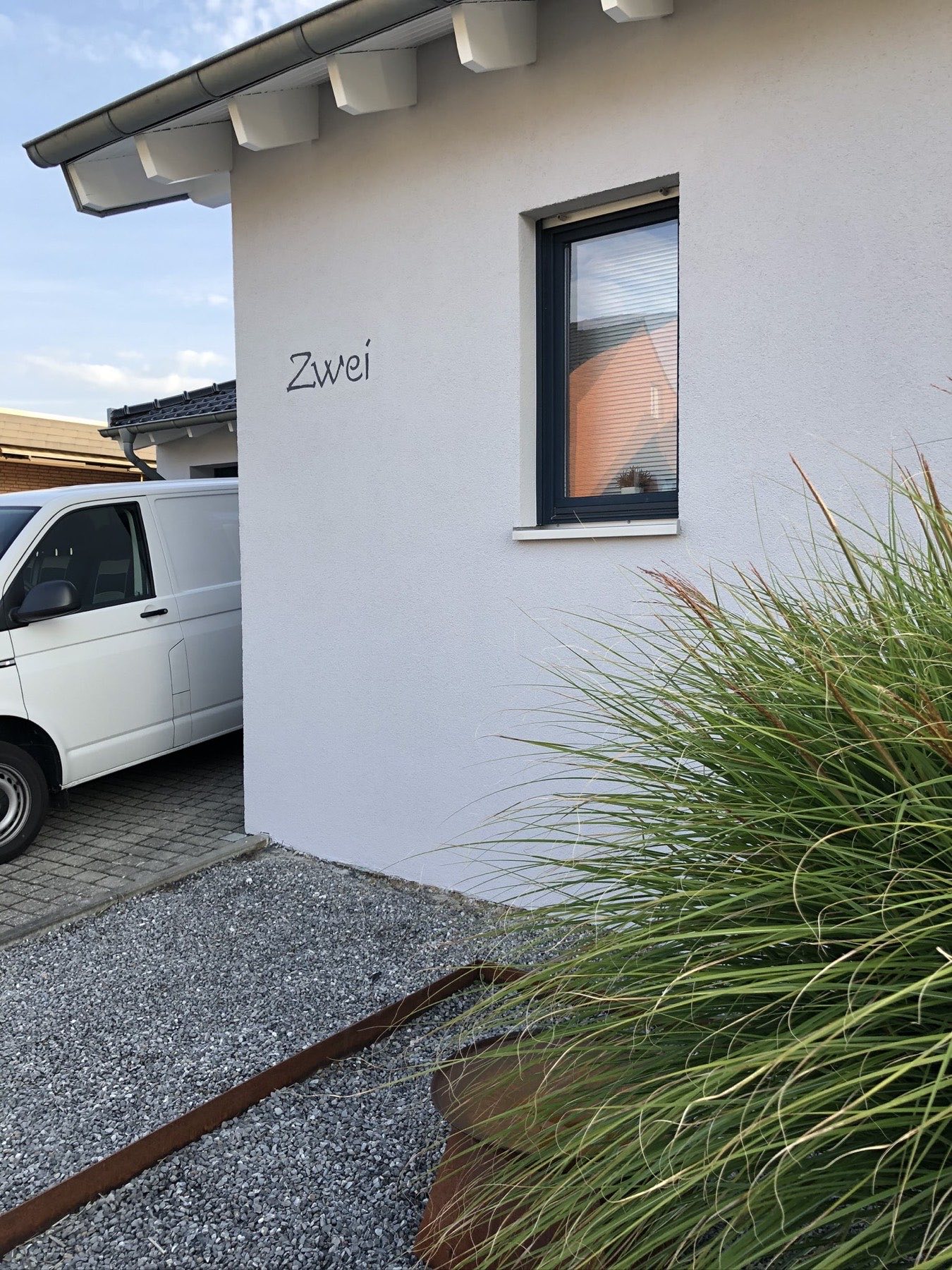 Weiße Fassade eines Wohnhauses im Kreis Düren